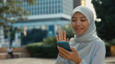 Çekici Asyalı Kadın Video Konferansında Konuşuyor ve Konuşuyor. Çevrimiçi Call Waving to the Camera 'da oynayan genç Müslüman kız. Halk ve Teknoloji Konsepti