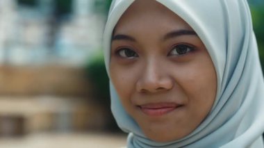 Hijab 'da Güzel Müslüman Kadın, Görünüyor ve Poz Veriyor. Güzel İslami Kız Kameraya Bakıyor. Görüntüyü Kapat. İnsanlar Konsepti