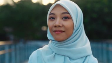 Mutlu Çekici Müslüman Asyalı Kadın Gülümseyerek Kamera Pozisyonuna Bakıyor. Hijab Out 'taki Çekici Genç Kızın Portresi. İnsanlar Konsepti