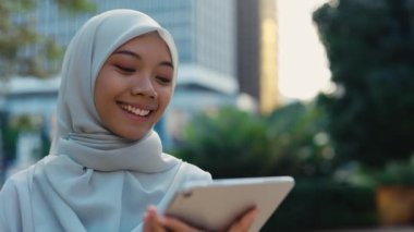 İslami Kız Başörtüsü Giyiyor Dışarıda Duruyor ve Dijital Cihazı Kullanıyor. Tabletteki Sosyal Medya 'da Güzel Müslüman Kadın Fotoğrafları. Halk ve Teknoloji Konsepti