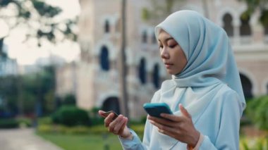 Genç Müslüman Kadın Banka Kartını Ellerinde Tutuyor ve Satın Almak İçin Telefon Numarasını Yazıyor. Asyalı Kız Akıllı Telefonla Çevrimiçi Sipariş Veriyor. Çevrimiçi Ödeme