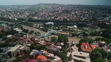 Modern mimari, tarihi kiliseler ve Kura Nehri 'nin karışımından oluşan Tiflis şehrinin havadan görünüşü
