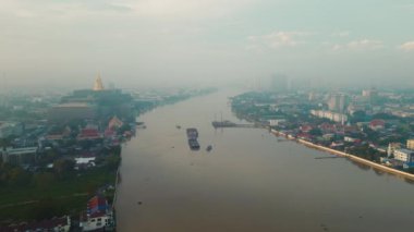 Bangkoks Chao Phraya Nehri 'nin hava görüntüleri. İnsansız hava aracı Tayland 'ın önemli bir su yolu olan nehri ele geçirir.