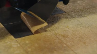 Khanom buang kreplerini sıcak tavadan ayırmak için iki metal spatula kullanarak tanınmayan kişiyi kapatın ve boruya yuvarlanın. Tecrübeli fırın kıtır kıtır hamur keser ve tatlı servis eder..