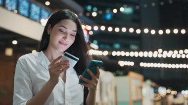 Genç menajer kız faturasını ödemek için akıllı telefonuna kart numarasını giriyor. İçerideyken Çevrimiçi Alışveriş Yöneticisi. Çevrimiçi Sıralama ve Teknoloji Konsepti