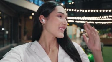 Kadın çalıştığı restoranı gösteriyor, sahibi internetteki ziyaretçilere iç mekan tanıtıyor. Restoranda Çevrimiçi Konferansta Bayan Yönetici Mutlulukla Konferans Veriyor. Halk ve Teknoloji Konsepti