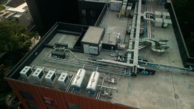 Endüstriyel HVAC ünitelerinin insansız hava aracı görüntüsü ve bir ticari binanın çatısındaki boru hattı alındı. Mühendislik sistemleri kuruldu