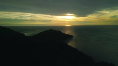 Tepe, Phuket 'te günbatımında sakin okyanus suyuna dönüşür. Sabahın erken saatlerinde hafif güneş ışığı altında Tayland doğasına büyüleyici bir bakış açısı. Tayland 'da dinlenme ortamı