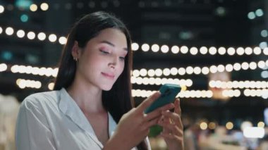 Gece barında otururken SMS 'e sesli mesajla cevap veren genç bir kız. Güzel, uzun saçlı beyaz kadın dışarıda telefonunda yapay zekaya emirler yağdırıyor. Halk ve Teknoloji