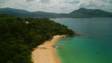 Gök mavisi deniz manzaralı kumsal ve tropikal orman. Phuket 'in vahşi egzotik doğası dünyanın dört bir yanından turistleri kendine çekiyor. Adanın boş kıyısı ve uzak dağlar