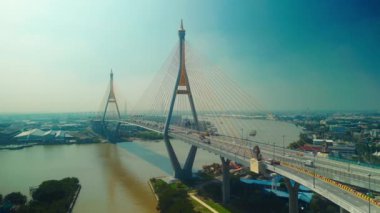 Gündüz vakti Bangkok 'ta Temiz Bir Gökyüzü Altında Nehirden Geçen Modern Askı Köprüsünün Hava Görüntüsü
