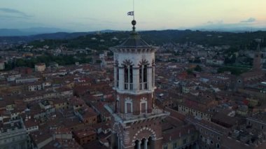 Torre dei Lamberti, Veronas Terracotta çatıları ve tepeleri üzerindeki kuleler şehrin zengin tarih ve kültürünü yakalıyor. İHA atışı