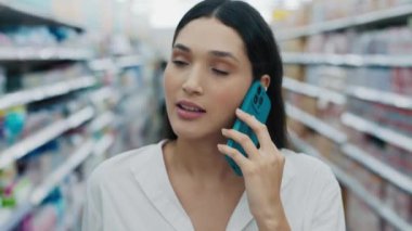 Telefonla konuşurken süpermarket koridorlarında gezinen çekici bir genç. Eğitmen müşterilerle iletişim kurar ve sepetlerini çevre dostu ürünlerle doldurur. Alışveriş ve Teknoloji