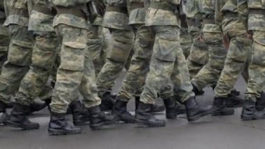 Üniformalı askerler turistlere karşı saflar halinde yürüyorlar. Avusturya 'nın Bağımsızlık Günü onuruna düzenlenen festival yürüyüşü sırasında makineli tüfekli askerler koordineli hareket gösterdiler