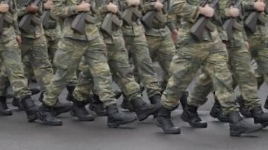Makineli tüfekli askerler sıra sıra yürür. Avusturya 'nın Bağımsızlık Günü münasebetiyle düzenlenen festival yürüyüşünde eğitimli askerler ateşli silah kullanmada profesyonel beceriler gösterdiler