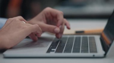 İş kadını, modern ofis ortamında dizüstü bilgisayarda hızla yazı yazar. Çalışan kadın işçiler, iş yerlerinde verimliliği olan e-posta ve dokümanlara odaklanıyor. Yakın çekim.