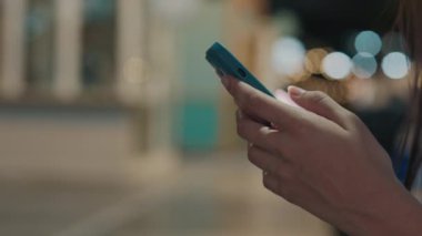 Görüntüyü Kapat. İnternette Telefonu Tutan ve Mesajlaşan Kadın. Sosyal medyada sohbet eden kız telefonda, mesajlara cevap veren kız. İletişim Kavramı