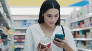 Diyet yapan, ayakta duran ve konserve ürünlerini inceleyen, içeriğini okuyan, akıllı telefonundaki kalorileri not alan, süpermarkette duran bir kadın. Beslenme Tutkulu Çekler Ürün Detayları. Alışveriş.