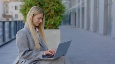 Ofis Merkezi 'nin yakınındaki bankta otururken internette çalışan genç bir uzman. Çekici Bilgisayar Kullanıcısı Sosyal Medya 'da İnternet Tarayıcı İletisi Yazıyor. Teknoloji ve İnsanlar Konsepti
