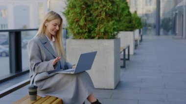 Kadın Freelancer Çalışma Verimliliğini Koruyor, Ofis Yapısı 'nın yanında dizüstü bilgisayar tutarken Çevrimiçi Video Konferansı' na katılıyor. Uzaktan Çalışma Tartışması, Sanal Profesyonel Etkileşim Konsepti