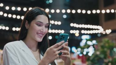 Pozitif Garson Kız siparişler arasında sosyal medyada geziniyor. Smartphone 'da çalışan güzel gülümseyen CEO, Akşam Kafesi' nde interneti kullanıyor. Halk ve Teknoloji