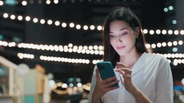 Heyecanlı genç bir kadın, barın sahibi, internetten para kazandı ve heyecanlandı. Vay canına. İş kadını Smartphone 'dan iyi haberler alıyor, kendini hoş bir şekilde şaşırmış ve tatmin olmuş hissediyor. İnsanlar ve Duygular