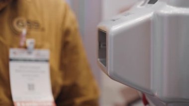 Erkek operatör, ambalaj için kağıt yastık üreten bir makineyi denetliyor. Sürdürülebilir lojistik ve nakliye konsepti. Plastik dolgulara karşı çevre dostu alternatif.