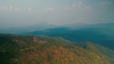 Doi Inthanon Ulusal Parkı 'ndaki yuvarlanan yeşil dağların nefes kesici hava manzarası. Tayland 'da huzurlu bir doğal manzara. İHA Çekimi
