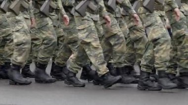 Silah makineli üniformalı askerler geçit töreninde yürürler. Genç askerler Avusturya 'nın Bağımsızlık Günü onuruna düzenlenen festival yürüyüşünde vatanlarını savunmaya hazır olduklarını gösterdiler.