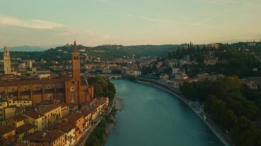 Adige Nehri, tarihi mimari ve yemyeşil tepelerin yer aldığı İtalya 'nın Verona kentinin çarpıcı hava manzarası. Romantik ve kültürel bir seyahat yeri..