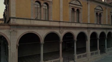 İtalya 'nın Verona kentindeki süslü bir Rönesans tarzı binanın havadan görünüşü, çatıda ayrıntılı rahatlama ve heykeller bulunuyor. Verona 'nın tarihi merkezinin insansız hava aracı çekimi. Turizm ve miras kavramı.