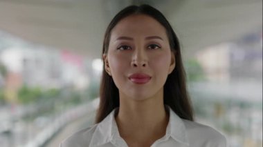 Resmi Beyaz Gömlekli Genç Cazibeli Kadın Portresi ve Ofis ve Poz Veren Güzel Makyaj. Kapalı alanda kameraya bakan çekici kadın işçiler. İnsanlar Konsepti