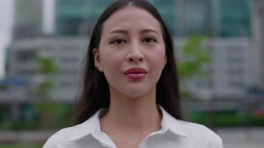 Caddede Makyajlı Yakışıklı Asyalı Kadın 'ın Kapalı Portresi. Beyaz gömlekli Pretty Woman kameraya bakıyor. İnsanlar Konsepti