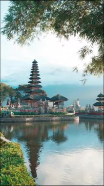 Geleneksel bir Bali Hindu tapınağı olan Ulun Danu Beratan Tapınağı Beratan Gölü 'nün sakin sularında, yemyeşil ve sisli dağlarla çevrilidir..