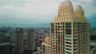 Şehir Arkaplanı olan lüks konut kulesinin hava görüntüsü. Tayland 'dan esinlenilmiş eşsiz mimari yapılar Bangkok' un modern siluetine karşı duruyor..