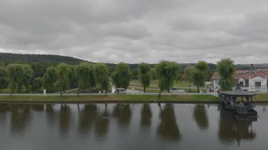 Bulutlu bir günde Lviv City yakınlarındaki Edem Resort 'ta göl manzarası. Hotellerin Güzel Manzarası 'nın İnsansız Hava Aracı Karmaşık' tan Gelen Mekiği Arkaplanda Güzel Doğa.