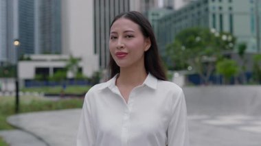 Sokakta duran ve poz veren genç emlakçı kadının portresi. Dışarıdaki güzel bayan işçi Came4a 'ya resmi takım elbise giyerek bakıyor. Halk ve İş Konsepti