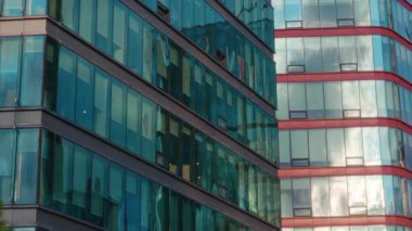 Şehir ortamında ön cephelerinde panoramik pencereler olan fütürist binalar. Şehir merkezindeki şirket tasarımı için modern gökdelen. Kentsel mimari simgeleri