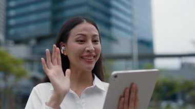 Alımlı Asyalı Kadın Koçun Müşterilerle Çevrimiçi Eğitimi Dijital Cihazı Kullanıyor. Tabletteki Buluşmada Çekici Kadın Arkadaşlarını Karşılıyor. Halk ve Teknoloji Konsepti.