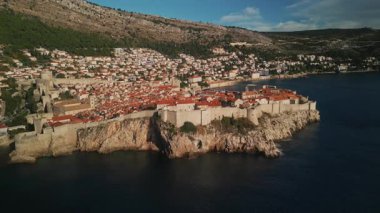 Resimli Dubrovnik eski St Lawrence kalesi. Kayalık kameralarda tarihi bir kasaba var. Hırvatistan 'ın Adriyatik deniz kıyısındaki ortaçağ mimari tarihi hava manzarası
