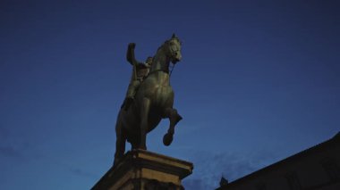 FLORENCE, ITALY - 15 AĞUSTOS 2024: Eski zamanlar Dük I. Cosimo Anıtı gece Piazza della Signoria alçak açılı çekim. Savaş atı heykeli üzerinde binici akşam meydanında gücünü gösteriyor.