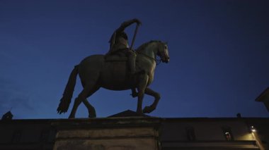 FLORENCE, ITALY - 15 Ağustos 2024: Gece gökyüzüne karşı Piazza della Signoria 'daki Ortaçağ hükümdarı I. Cosimo binicilik anıtı. Soylu dük silueti, şehir meydanında savaş atı heykeli sürüyor.