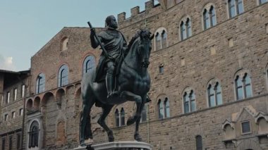 FLORENCE, ITALY - 15 Ağustos 2024: Tarihi Cosimo I equestrian bronz anıtı Piazza della Signoria 'daki antik saraya karşı. Şanlı dük eski kasaba meydanına binici at heykeli dikmiş.