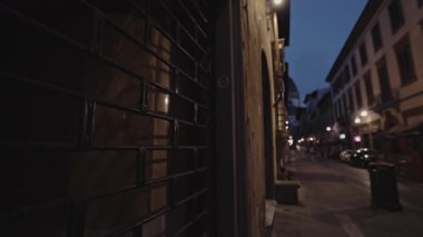 Geometrik desenli metal şebeke eski şehir caddesindeki mağaza vitrinini kapatıyor. Gece kentinde küçük bir dükkan kapalıydı. Akşamları şehir manzarası