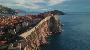 Dubrovnik 'teki dik kayalıklarda duvarları olan St. Lawrence kalesi. Hırvatistan' ın kamerası hareket ediyor. Ortaçağ kalesi Adriyatik deniz havacılık manzarasını fethedenlerden koruyor