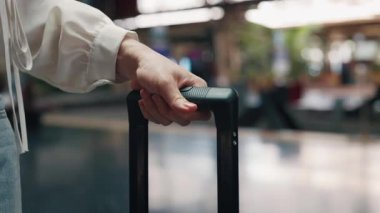 Kadın turist elinde bavul tutarken demiryolu platformu boyunca yürüyordu. Genç bir kadın tren istasyonunda tatil için bavul taşıyor. Yaşam tarzı aktiviteleri