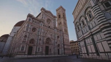 FLORENCE, ITALY - 15 AĞUSTOS 2024: Aziz Mary 'nin Gotik Katedrali, çiçekli ve alacakaranlık altında Aziz John' un Vaftizhanesi. Akşamları eski şehirdeki inanılmaz ortaçağ dini binaları. Mimari görünüm