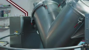 Endüstriyel gıda üretim tesisi veya laboratuarında kullanılan büyük paslanmaz çelik gıda karıştırma ekipmanları.