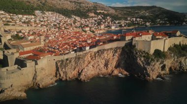 Dubrovnik 'teki tarihi kale Lovrijenac ve Dubrovnik' in yüksek uçurumlarındaki eski kasaba kameraları kenara çekiliyor. Adriyatik deniz havasındaki ortaçağ kalesini gezen turistler