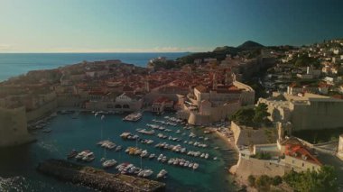 Dubrovnik kasabasının limanında lüks yatlar ve St. Lawrence kale kameraları oradan geçiyor. Hırvatistan 'da turistik tatil beldesinin eski kalesi yakınlarındaki sakin limanda demirlemiş motorlu botlar